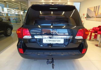 Подержанный автомобиль Toyota Land Cruiser Suv 2012 года (5 фото)