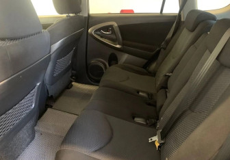Подержанный автомобиль Toyota RAV4 2011 года (9 фото)