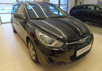 Подержанный автомобиль Hyundai Solaris Hatchback 2012 года (3 фото)