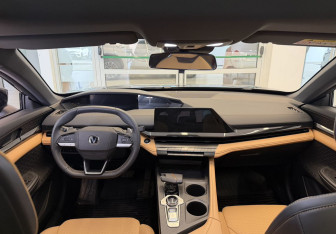 Подержанный автомобиль Changan UNI-V 2023 года (8 фото)