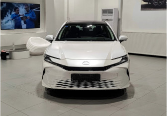 Новый Toyota Camry Sedan 2025 (3 фото)