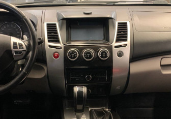 Подержанный автомобиль Mitsubishi Pajero Sport 2012 года (13 фото)