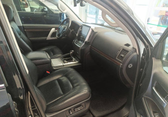 Подержанный автомобиль Toyota Land Cruiser Suv 2015 года (16 фото)