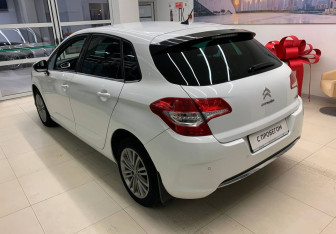 Подержанный автомобиль Citroen C4 Hatchback 2012 года (6 фото)