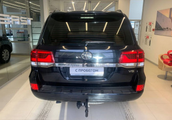 Подержанный автомобиль Toyota Land Cruiser Suv 2015 года (5 фото)