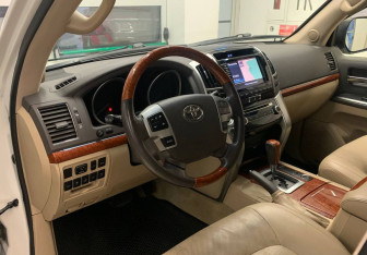 Подержанный автомобиль Toyota Land Cruiser Suv 2013 года (14 фото)