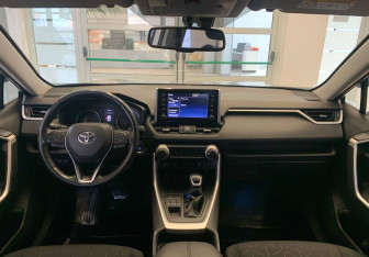 Подержанный автомобиль Toyota RAV4 2021 года (11 фото)
