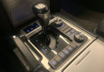 Подержанный автомобиль Toyota Land Cruiser Suv 2015 года (26 фото)