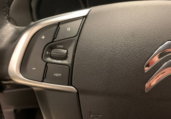 Подержанный автомобиль Citroen C4 Hatchback 2012 года (17 фото)