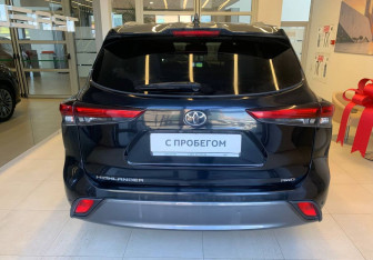 Подержанный автомобиль Toyota Highlander 2021 года (5 фото)