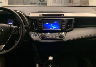 Подержанный автомобиль Toyota RAV4 2017 года (12 фото)
