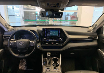 Подержанный автомобиль Toyota Highlander 2021 года (11 фото)