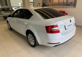 Подержанный автомобиль Skoda Octavia Liftback 2017 года (6 фото)