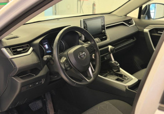 Подержанный автомобиль Toyota RAV4 2020 года (12 фото)