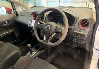 Подержанный автомобиль Nissan Note 2015 года (13 фото)