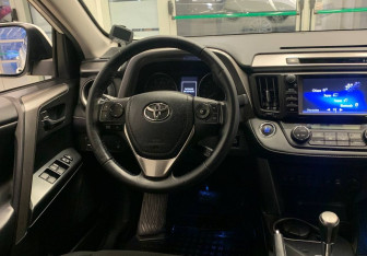 Подержанный автомобиль Toyota RAV4 2017 года (8 фото)