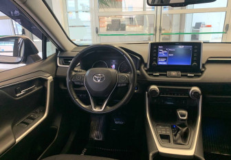 Подержанный автомобиль Toyota RAV4 2021 года (8 фото)