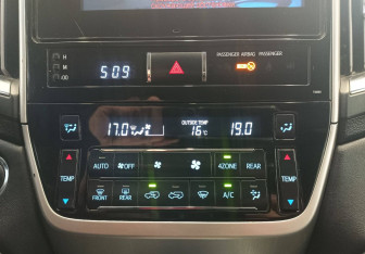 Подержанный автомобиль Toyota Land Cruiser Suv 2015 года (20 фото)