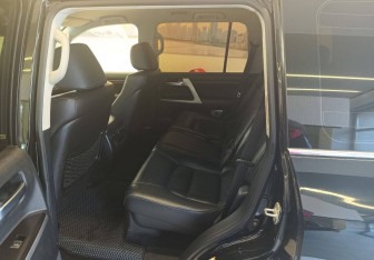 Подержанный автомобиль Toyota Land Cruiser Suv 2015 года (9 фото)
