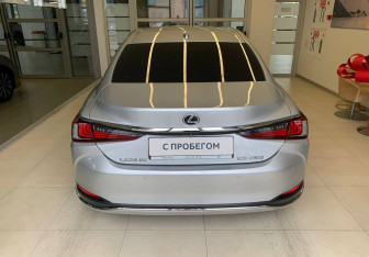 Подержанный автомобиль Lexus ES 2018 года (5 фото)