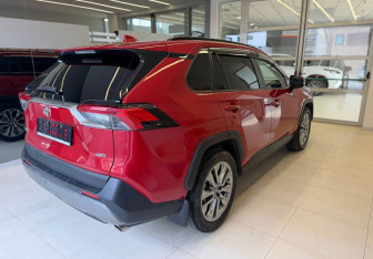 Подержанный автомобиль Toyota RAV4 2021 года (4 фото)