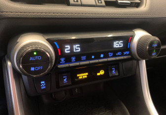 Подержанный автомобиль Toyota RAV4 2021 года (22 фото)