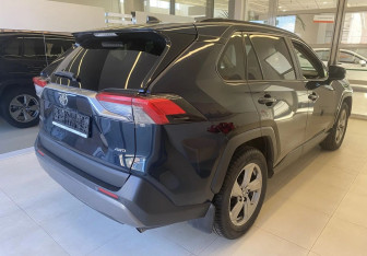 Подержанный автомобиль Toyota RAV4 2020 года (4 фото)