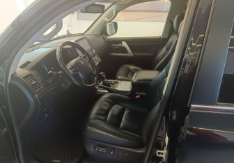 Подержанный автомобиль Toyota Land Cruiser Suv 2015 года (13 фото)