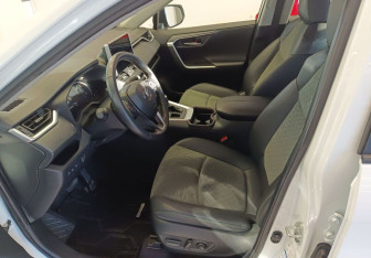 Подержанный автомобиль Toyota RAV4 2022 года (14 фото)