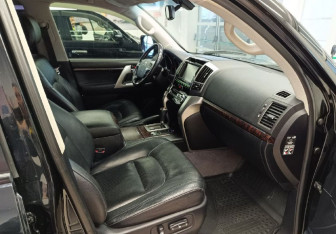 Подержанный автомобиль Toyota Land Cruiser Suv 2012 года (20 фото)