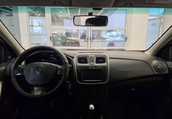 Подержанный автомобиль Renault Sandero 2014 года (10 фото)