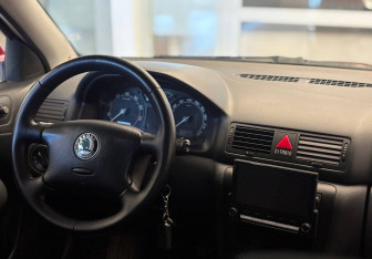 Подержанный автомобиль Skoda Octavia Liftback 2008 года (14 фото)