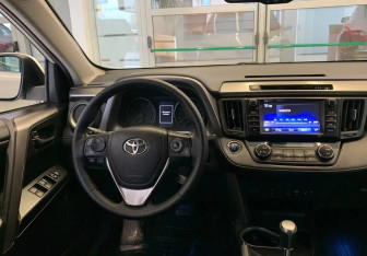 Подержанный автомобиль Toyota RAV4 2018 года (8 фото)