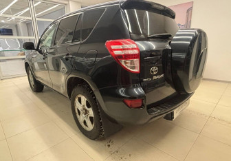 Подержанный автомобиль Toyota RAV4 2011 года (6 фото)