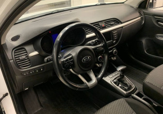 Подержанный автомобиль Kia Rio Sedan 2018 года (14 фото)