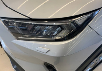 Подержанный автомобиль Toyota RAV4 2021 года (14 фото)