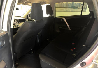 Подержанный автомобиль Toyota RAV4 2015 года (10 фото)