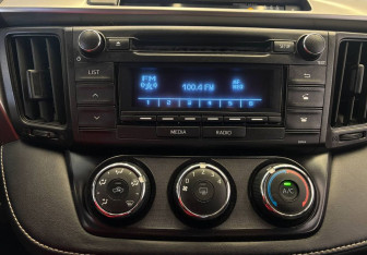 Подержанный автомобиль Toyota RAV4 2015 года (13 фото)