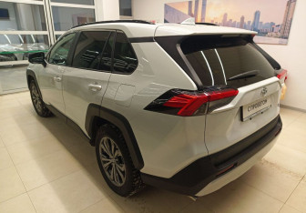 Подержанный автомобиль Toyota RAV4 2023 года (6 фото)