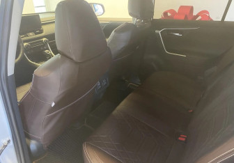 Подержанный автомобиль Toyota RAV4 2023 года (9 фото)