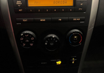 Подержанный автомобиль Toyota Corolla Sedan 2010 года (15 фото)