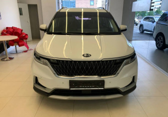 Подержанный автомобиль Kia Carnival 2021 года (2 фото)