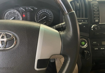 Подержанный автомобиль Toyota Land Cruiser Suv 2012 года (19 фото)