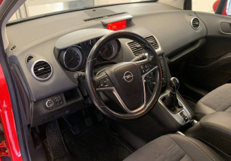 Подержанный автомобиль Opel Meriva 2011 года (13 фото)