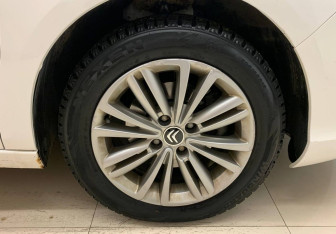 Подержанный автомобиль Citroen C4 Hatchback 2012 года (16 фото)