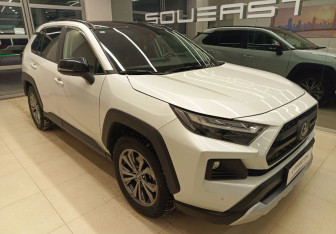 Подержанный автомобиль Toyota RAV4 2023 года (3 фото)