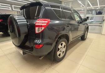Подержанный автомобиль Toyota RAV4 2011 года (4 фото)