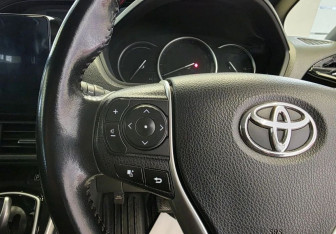 Подержанный автомобиль Toyota Voxy Minivan 2015 года (21 фото)