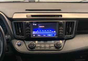 Подержанный автомобиль Toyota RAV4 2018 года (13 фото)