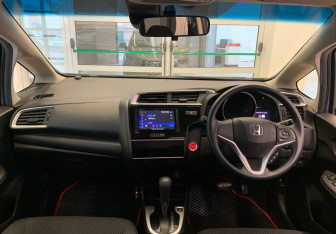 Подержанный автомобиль Honda Fit 2018 года (11 фото)
